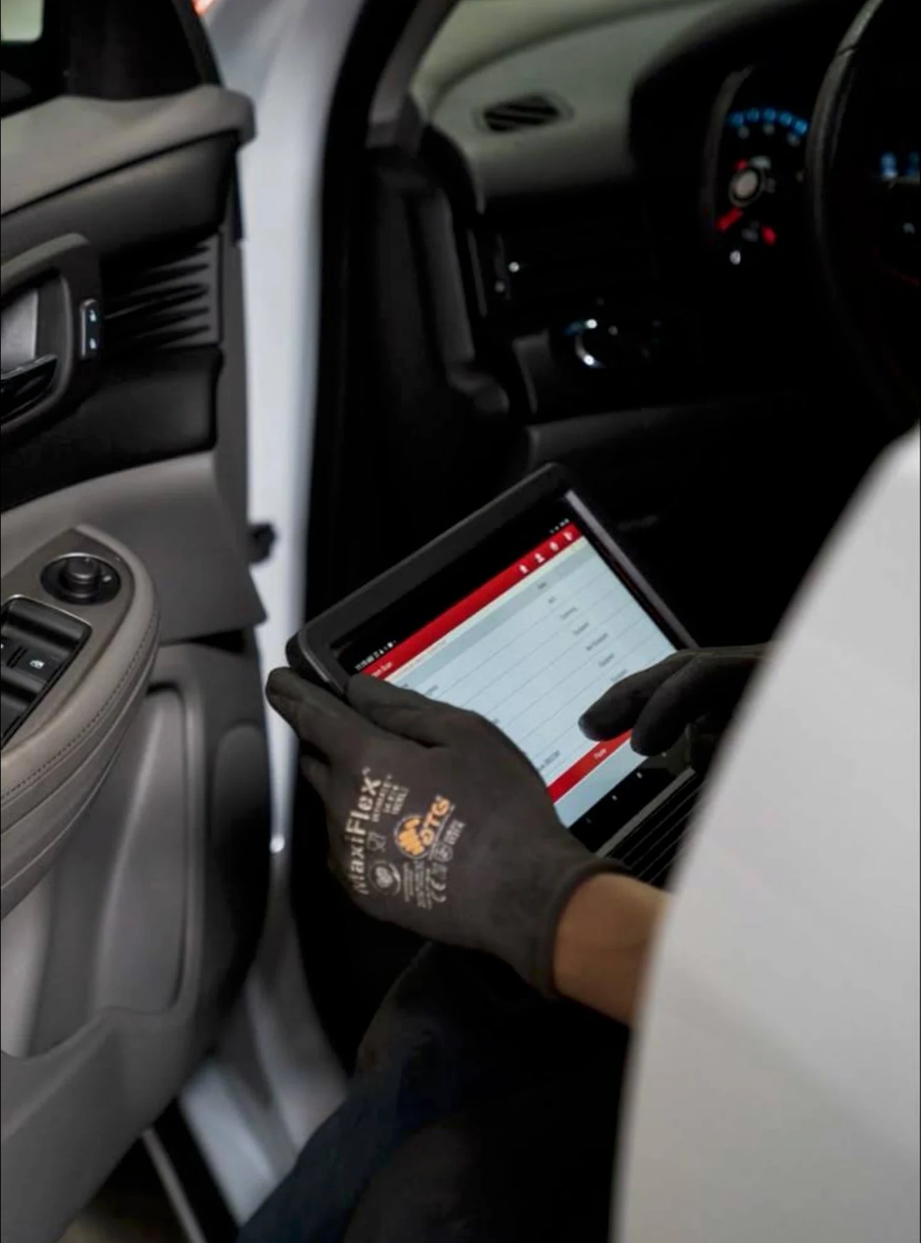 Computer diagnostics of a Nissan with a diagnostic scanner